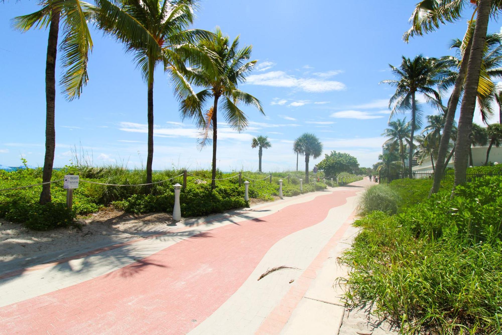 Castle Pavillon 8 Beachfront - Private Beach Access Loft With 2-Story, Pool, Tennis, Free Parking Access Miami Beach Exterior photo