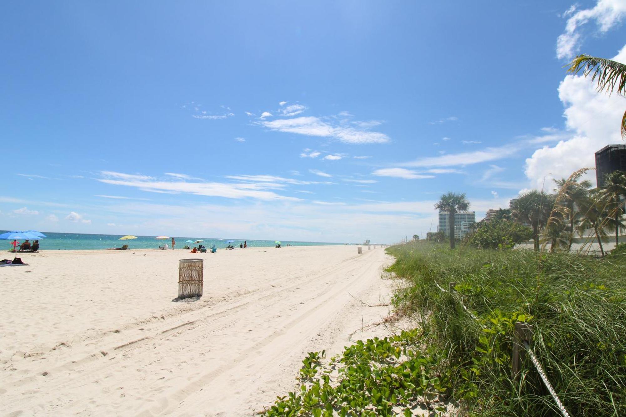 Castle Pavillon 8 Beachfront - Private Beach Access Loft With 2-Story, Pool, Tennis, Free Parking Access Miami Beach Exterior photo