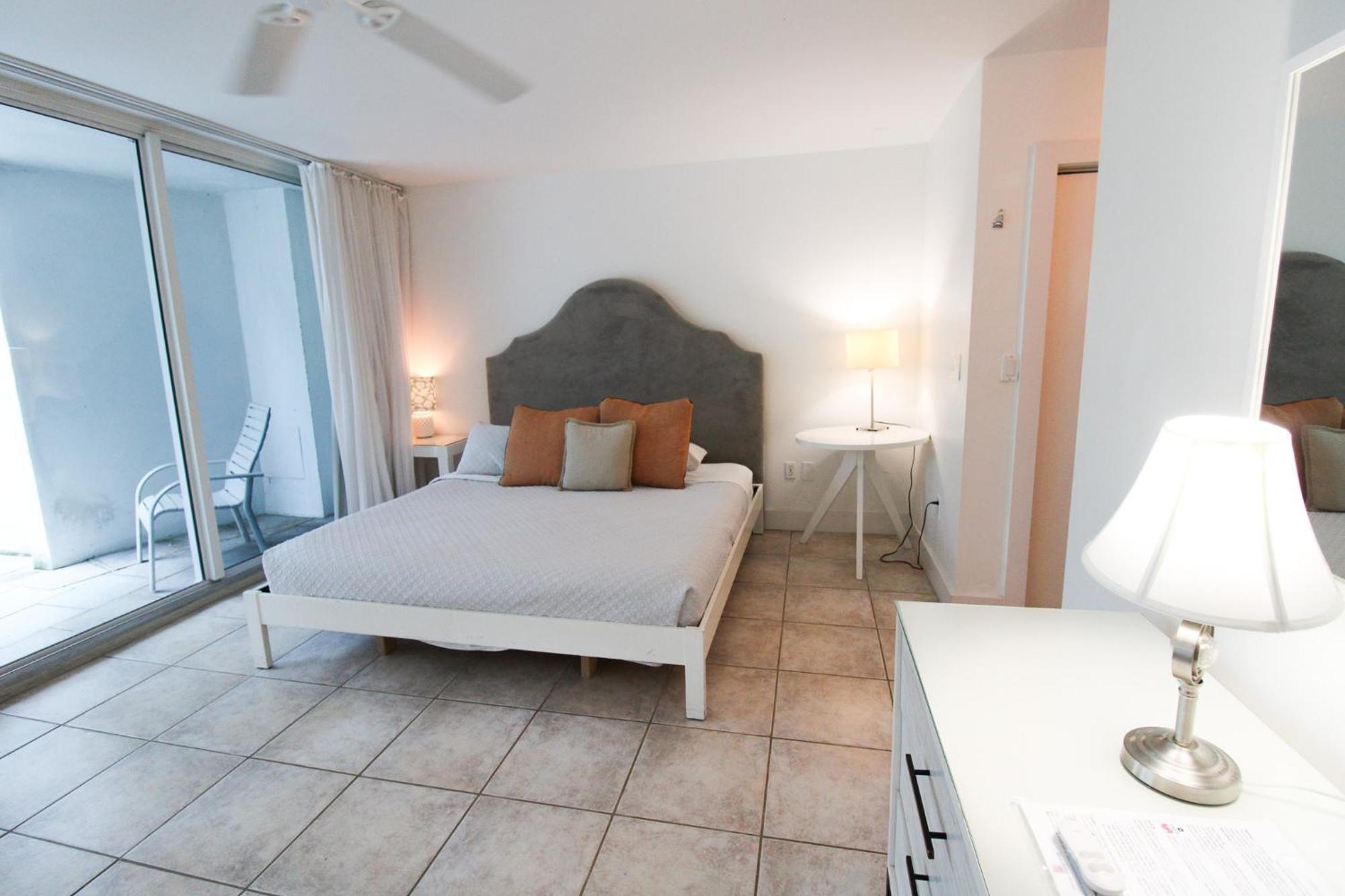 Castle Pavillon 8 Beachfront - Private Beach Access Loft With 2-Story, Pool, Tennis, Free Parking Access Miami Beach Exterior photo